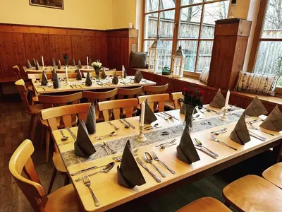 Ein Restaurant oder anderes Speiselokal in der Unterkunft Alter Wirt Ramersdorf