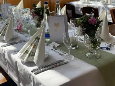 Ein Restaurant oder anderes Speiselokal in der Unterkunft Alter Wirt Ramersdorf