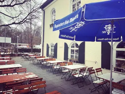 Ein Restaurant oder anderes Speiselokal in der Unterkunft Alter Wirt Ramersdorf