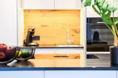 Küche/Küchenzeile in der Unterkunft OrangeHome Design Apartment zwischen See & Zentrum