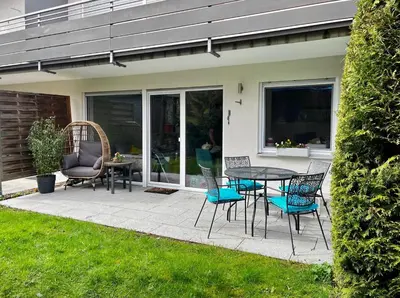 Ein Garten an der Unterkunft Ammersee Apartment Schondorf