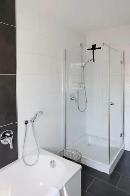Ein Badezimmer in der Unterkunft Lumen Homes - Design-Apartment nahe Audi und Altstadt, 3 Zimmer, über 100 m2, Balkon
