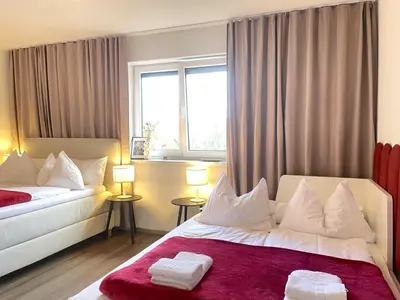 Ein Bett oder Betten in einem Zimmer der Unterkunft Lumen Homes - Design-Apartment nahe Audi und Altstadt, 3 Zimmer, über 100 m2, Balkon