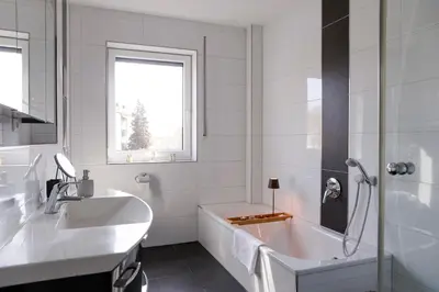Ein Badezimmer in der Unterkunft Lumen Homes - Design-Apartment nahe Audi und Altstadt, 3 Zimmer, über 100 m2, Balkon