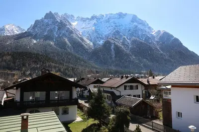 Ein allgemeiner Bergblick oder ein Berglick von der Ferienwohnung aus