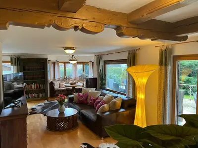 Ein Sitzbereich in der Unterkunft Alpen Suite Tegernsee - große Sonnenterasse und idyllischer Garten