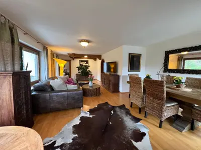 Ein Sitzbereich in der Unterkunft Alpen Suite Tegernsee - große Sonnenterasse und idyllischer Garten