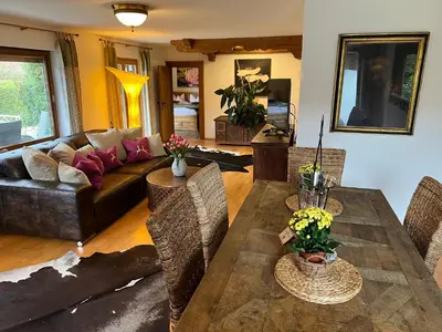 Ein Sitzbereich in der Unterkunft Alpen Suite Tegernsee - große Sonnenterasse und idyllischer Garten