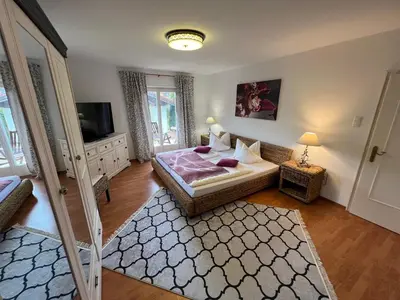 Ein Bett oder Betten in einem Zimmer der Unterkunft Alpen Suite Tegernsee - große Sonnenterasse und idyllischer Garten