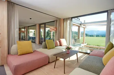 Ein Sitzbereich in der Unterkunft Hotel BERGEBLICK