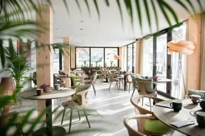 Ein Restaurant oder anderes Speiselokal in der Unterkunft Hotel BERGEBLICK