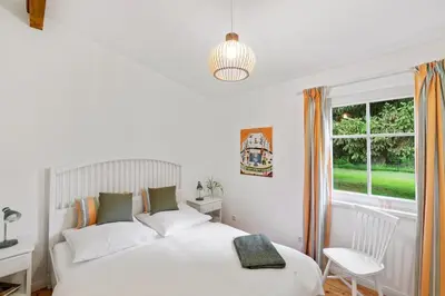 Ein Bett oder Betten in einem Zimmer der Unterkunft Idylisches Cottage mit Reh