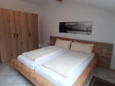 Ein Bett oder Betten in einem Zimmer der Unterkunft liebevoll eingerichtete Ferienwohnung in den Alpen