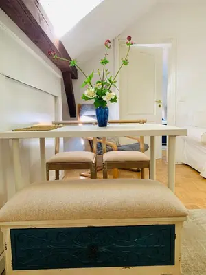 Ein Sitzbereich in der Unterkunft Apartment amidst nature-Riverdale, north of Munich