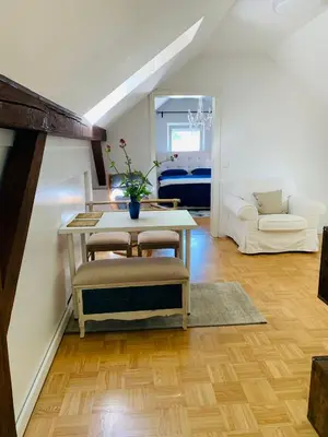 Ein Sitzbereich in der Unterkunft Apartment amidst nature-Riverdale, north of Munich