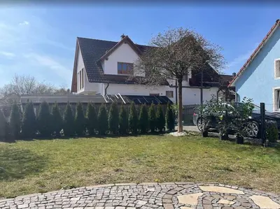 Ein Garten an der Unterkunft Apartment amidst nature-Riverdale, north of Munich