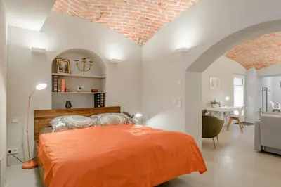 Ein Bett oder Betten in einem Zimmer der Unterkunft Exklusiv: Historisches Apartment mit Deckengewölbe