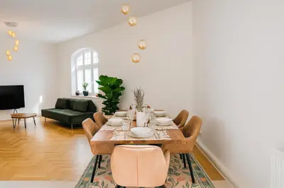 Ein Sitzbereich in der Unterkunft Denkmalgeschützte große Boheme Altbauwohnung in Citylage