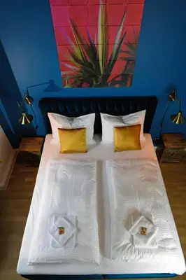 Ein Bett oder Betten in einem Zimmer der Unterkunft Denkmalgeschützte große Boheme Altbauwohnung in Citylage