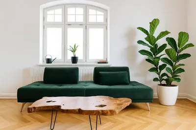 Ein Sitzbereich in der Unterkunft Denkmalgeschützte große Boheme Altbauwohnung in Citylage