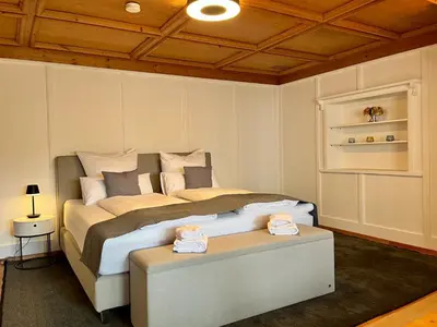 Ein Bett oder Betten in einem Zimmer der Unterkunft FeWo Rosenstraße - Exklusive Ferienwohnung im Herzen von Tegernsee