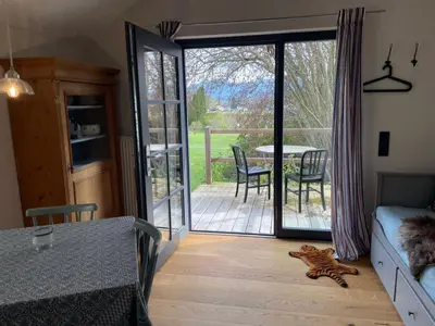 Ein Balkon oder eine Terrasse in der Unterkunft Bezauberndes Tiny House im Grünen