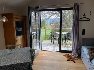 Ein Balkon oder eine Terrasse in der Unterkunft Bezauberndes Tiny House im Grünen