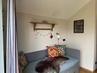Ein Sitzbereich in der Unterkunft Bezauberndes Tiny House im Grünen